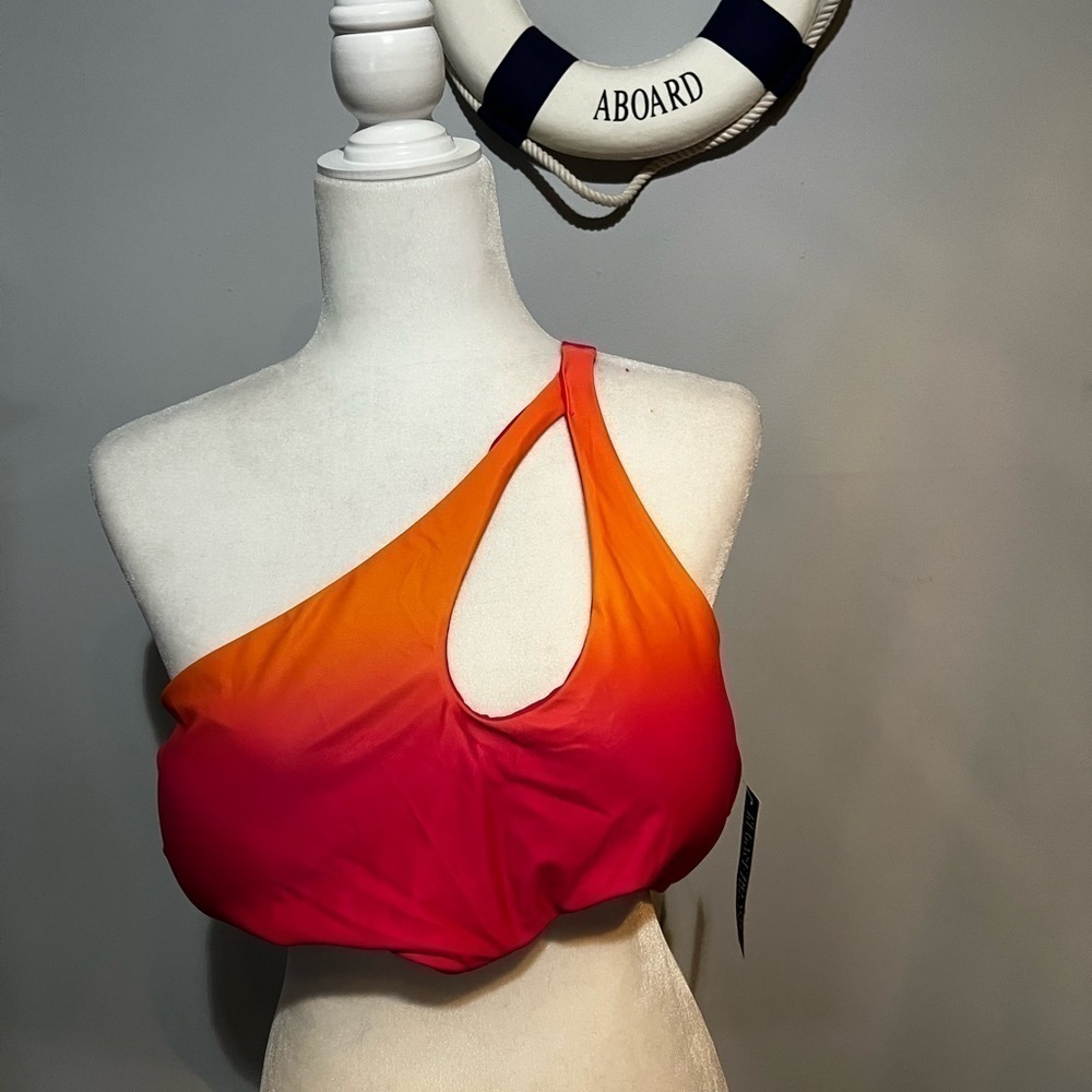 𝅺NWT-CUT-OUT Bikini Top - NY& C
Swimwear